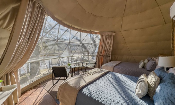 Sutton Apartamento | 2 queen Bed and Full Bath Glamping Dome on the River!