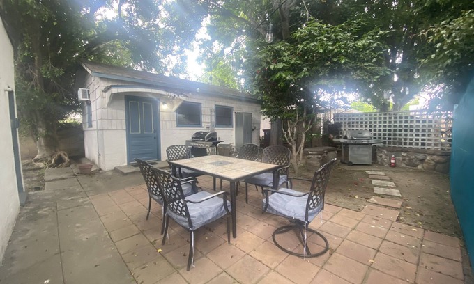 Sawtelle Cabaña | 2 camas Queen / 1 baño, Back House, ESTUDIO AMUEBLADO, Kitchenette, W / D, Patio / BBQ