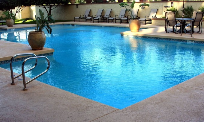 Phoenix Hotel | 2 Queens at Crowne Plaza Phoenix Airport with Pool & Free Shuttle Service