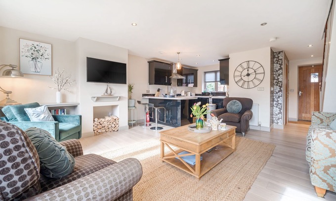 Burnham Market Cabaña | 2 Railway Cottages - sleeps 6 guests in 3 bedrooms