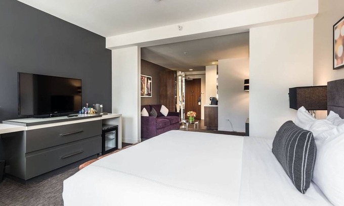 Near North Side Hotel | 2 Relaxing Rooms with Rooftop Lounge & City Views of Chicago