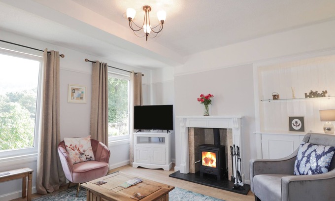 Foyers Cabaña | 2 RIVERSIDE, pet friendly, character holiday cottage in Foyers