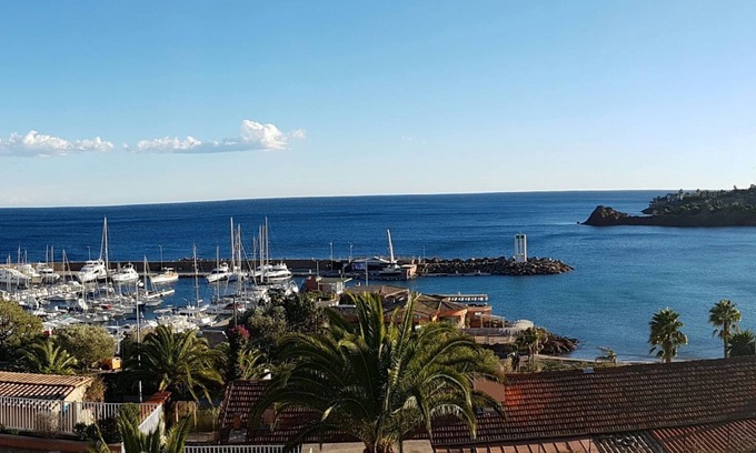 Theoule-sur-Mer Apartamento | 2-room apartment with air conditioning + wifi, 18m² terrace facing the sea, private parking
