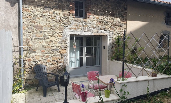 Montournais Casa | 2-room gîte with terrace 25 minutes from Puy du fou