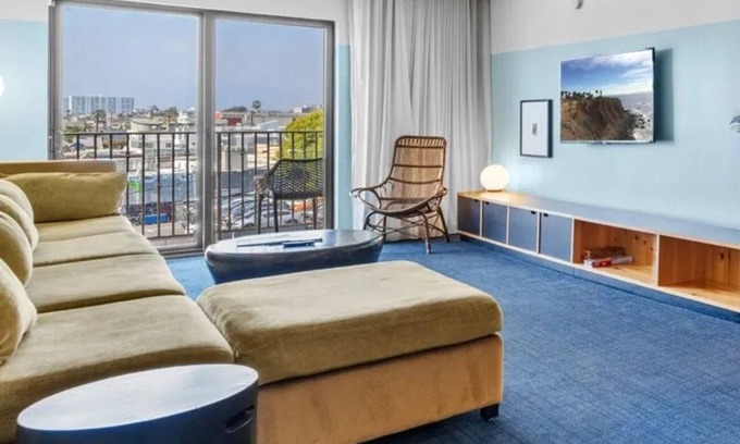 Venice Hotel | 2 Rooms w/ Balcony | Kitchen | Rooftop Lounge | Free Breakfast