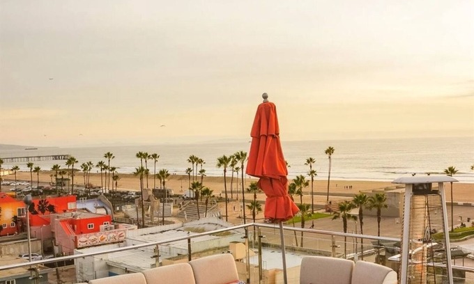 Venice Hotel | 2 Rooms w/ Balcony Near Iconic Venice Pier | Rooftop | Free Breakfast