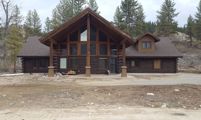Mountain Home Cabina | 2 Sisters Getaway, Cozy Cabin - Close to Riding Trails, Lakes, & Hot Springs