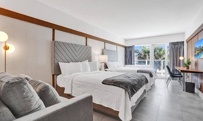 Galt Mile Hotel | 2 Spacious Resort Two Queen Units with Balcony in The Garden Hotel