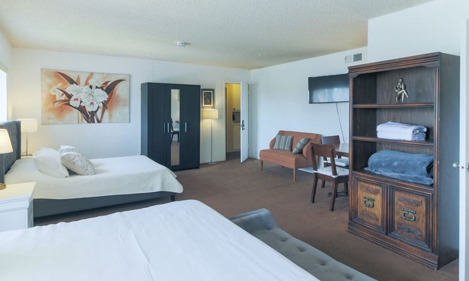 University City Casa | 2 Spacious Suites for 8 Guests in UTC near UCSD SD