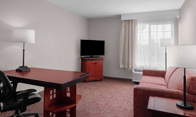 Snail Hotel | 2 Spacious Suites w/ Kitchen Near Local Golf Courses – Ideal for Leisure Golfers