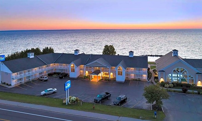 St Ignace Hotel | Hotel de 2 estrellas ∙ Baymont by Wyndham St. Ignace Lakefront