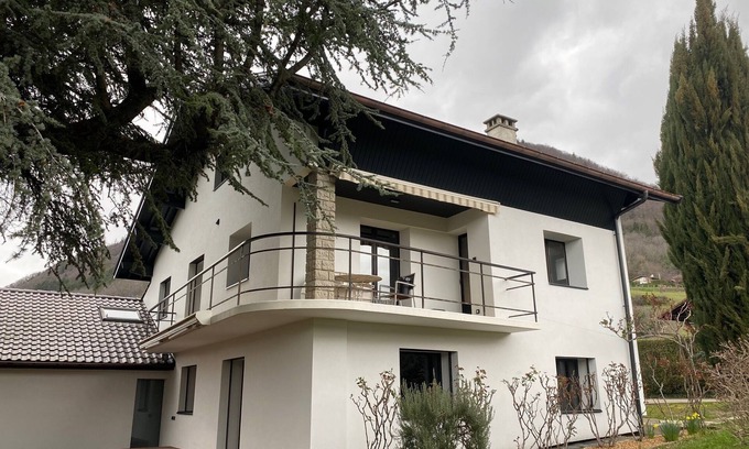 Menthon-Saint-Bernard Apartamento | 2-storey, 4-bedroom apartment in a detached house in Menthon St B