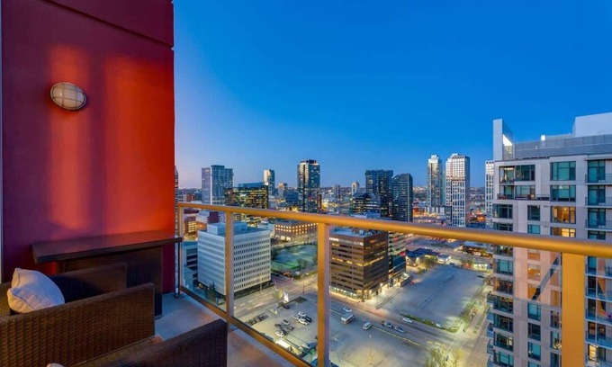 Beltline Apartamento | 2 Floor Penthouse, Glass Walls, Panoramic View, King Bed, UG Park, Soaker Tub