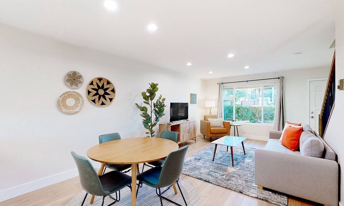 Fashion Square Condominio | 2-story dog-friendly condo with patio, outdoor pool, W/D, streaming, partial AC