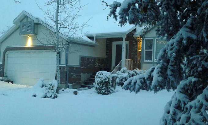 West Jordan Casa | 2 story, private, quiet upscale neighborhood MINUTES FROM 4 MAJOR SKI RESORTS