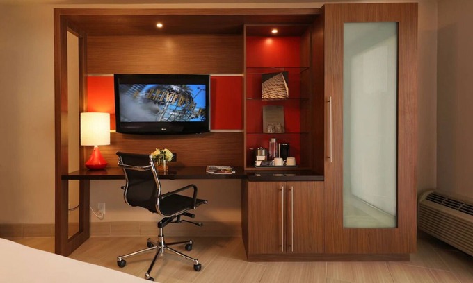 Los Angeles Hotel | 2 Stylish Rooms Near Santa Monica Beaches | Rooftop Dining, Iconic View, Pool!