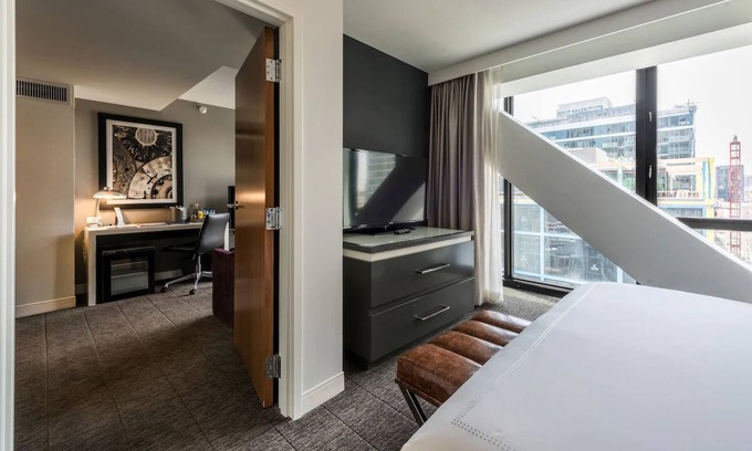 Near North Side Hotel | 2 Suites with Rooftop Lounge & Beautiful Views of Chicago Skyline