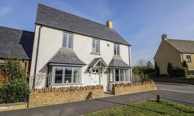 Lower Lemington Cabaña | 2 SUMMERS WAY, pet friendly, with open fire in Moreton-In-Marsh
