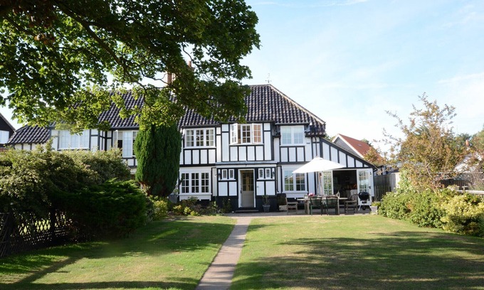 Thorpeness Cabaña | 2 THE BAYS, THORPENESS, pet friendly, with a garden in Thorpeness