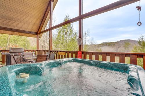 Gatlinburg - Pigeon Forge Casa | 2-Tier Deck and Hot Tub Quiet Sevierville Cabin