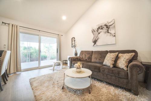 Walnut Apartamento | 2 TVs - Vaulted Ceiling - Private Kitchen & Entrance