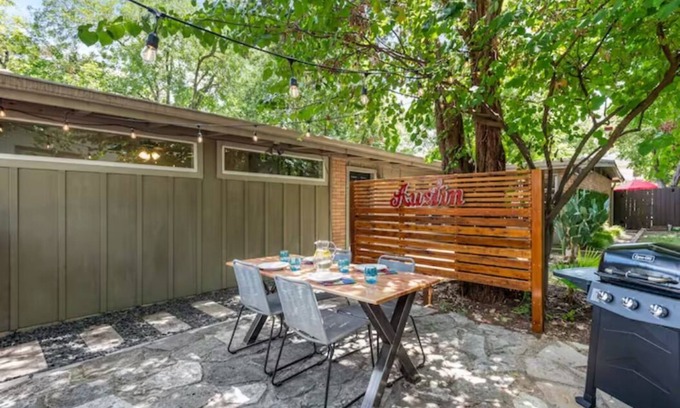 Hancock Casa | 2 Units with 5 bedrooms, 10 Mins Downtown, Next to UT, Free parking