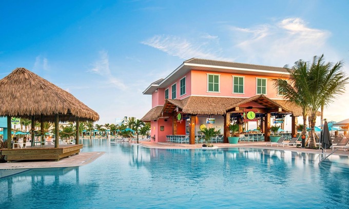 Fort Myers Beach Complejo | 2 Vibrant Rooms with Outdoor Pool & Balcony Near Crescent Beach Park