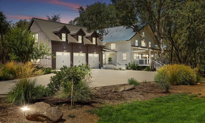 Rescue Casa | 20 Acre- Modern Farmhouse Estate-Custom Pickleball court! Pool! Game room!