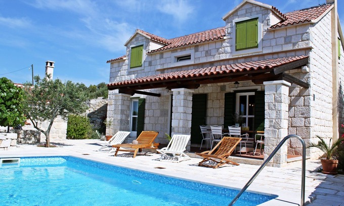 Seget Villa | Hermosa casa de piedra antigua de 3 dormitorios en Dalmacia con piscina privada