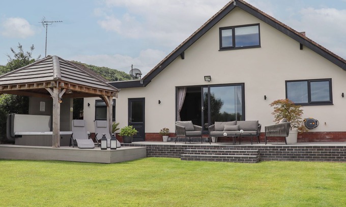 Meliden Casa | 20 GLASFRYN AVENUE, family friendly, with hot tub in Prestatyn