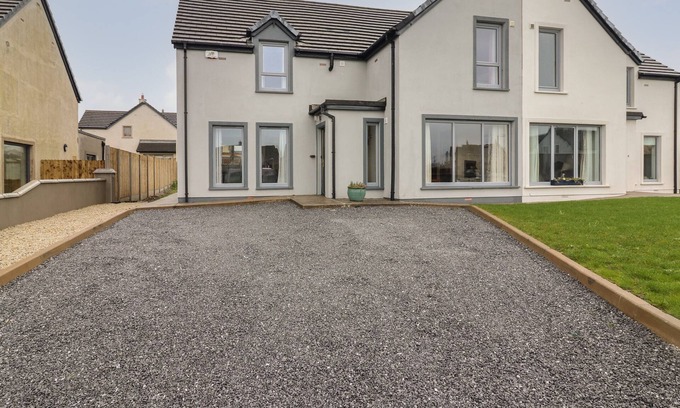 Fenit Cabaña | 20 LIGHTHOUSE VILLAGE, family friendly in Fenit, County Kerry