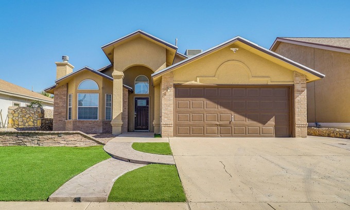 Biggs Field Casa | 20 Mi to Dtwn El Paso: Pet-Friendly Retreat!