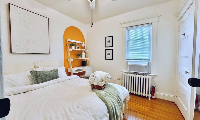 The Heights Casa | 20 min NYC Private Rm Queen Bed Parking