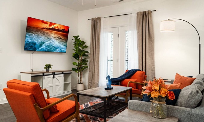 Whitestown Apartamento | 20 mins DT| Sleeps 9 | Decadent Haven Spacious Gym