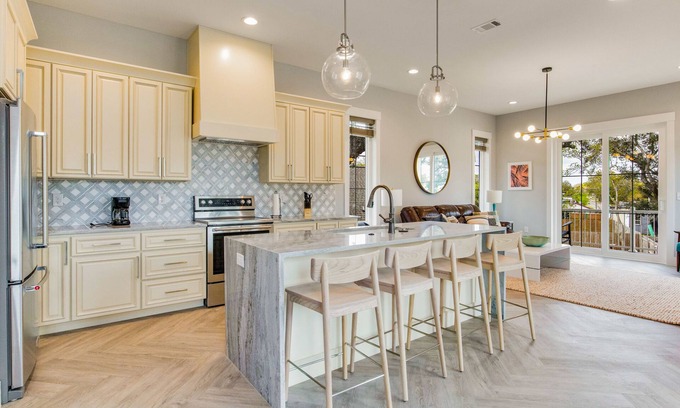 Tradewinds Casa | 20 mins to Pensacola Beach, Modern Amenities