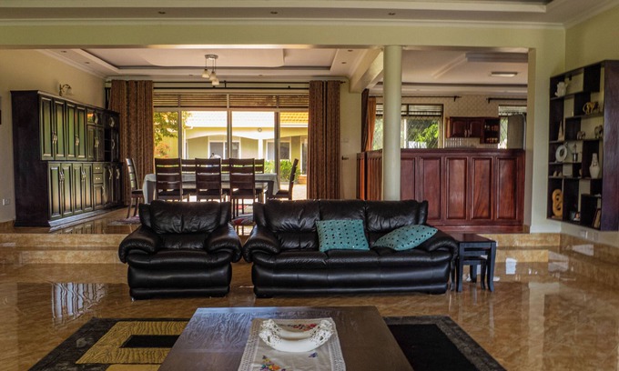 Nakasongola Casa | 20 mins to Ziwa Rhino Sanctuary- Farm Stay with garden views