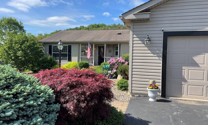 Julian Casa | 20 minutes from Penn State! Private entrance, cozy living space.