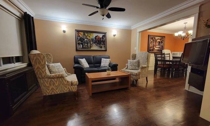 Greenwood - Coxwell Casa | 20 Minutes to Woodbine Beach - 3BR-Family Friendly Home in Heart of Leslieville