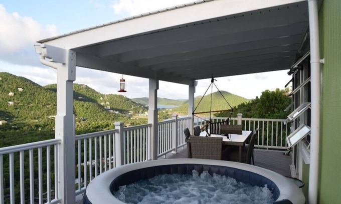 Lower Carolina Villa | COMPLETAMENTE REHABBED 2 dormitorios, 1 baño, spa, ducha al aire libre y vistas al agua!