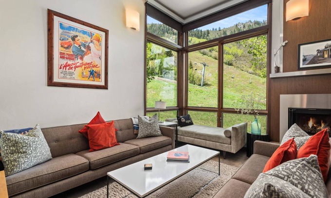Aspen Condominio | Retiro de lujo en Aspen: a pie de restaurantes / tiendas, 2 balcones, jacuzzi y piscina / tenis al aire libre en verano
