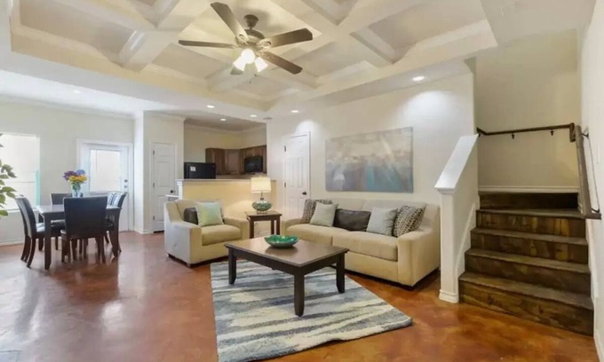 Selma Casa | 20% OFF Updated 3BR 2.5BTH Townhome - Pet-friendly - Fast WiFi-Driveaway Parking