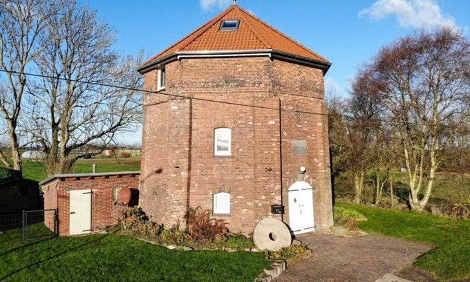 Kreitlapperei Casa | 200 year old windmill as a vacation home near Greetsiel. Pet friendly!