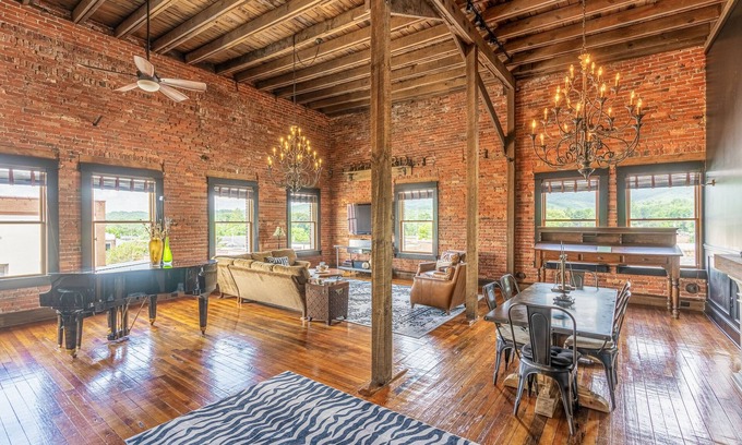 Brevard Condominio | 2000 sqft Historic Loft in Downtown Brevard - Near Waterfalls, Dining & More