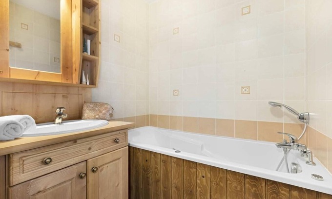 Lanslevillard Apartamento | 200m del centro estación, piscina, sauna, hammam, balcón, parking, tv, local para esquís, 60m²