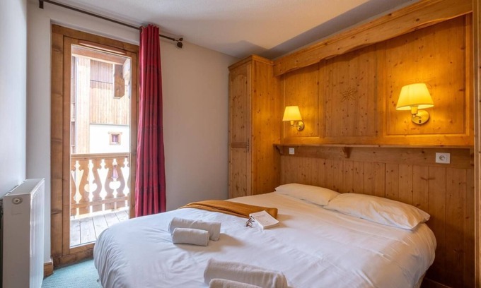 Lanslevillard Apartamento | 200m del centro estación, piscina, sauna, hammam, balcón, chimenea o estufa a leña, parking, tv