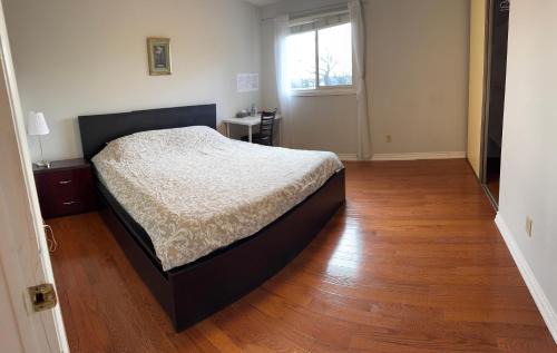 Mississauga Casa | 201 Large Private Bedroom on second floor