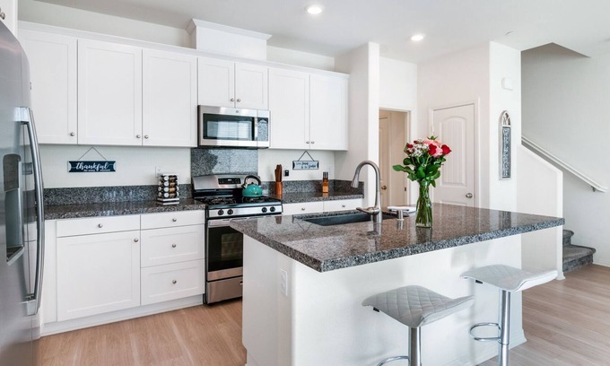 Fontana Condominio | 2022 Built~Has a Downstairs Suite~Multiple HOA Parks~Monthly~讲中文