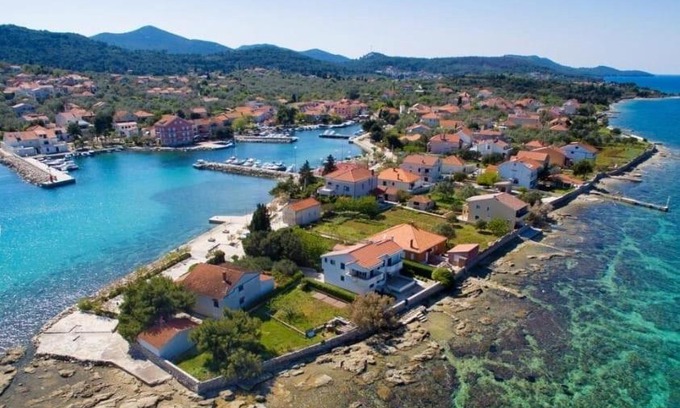 Preko Apartamento | 2022 RENOVATED apartment on the beach