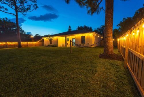 Jupiter Casa | 2023 Built! FineArt, Putt-Putt, Hammock, Backyard, Pet and Kid friendly