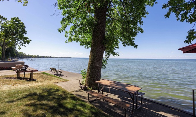 Luxemburg Casa | 2025 Green Bay Draft Rental: Touchdown on the Bay